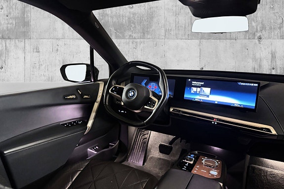 BMW iX 18 of 30
