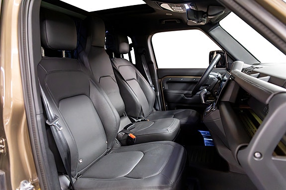 Land Rover Defender 110 19 of 30