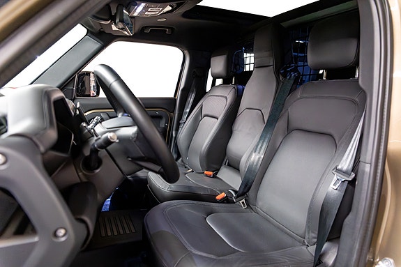 Land Rover Defender 110 3 of 30