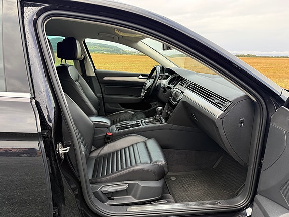 Volkswagen Passat 23 of 30