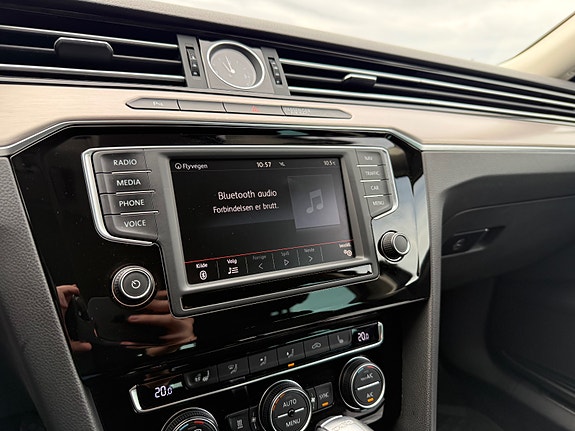 Volkswagen Passat 17 of 30