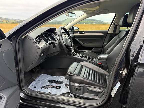 Volkswagen Passat 12 of 30