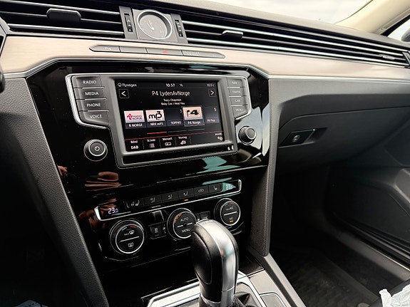 Volkswagen Passat 18 of 30