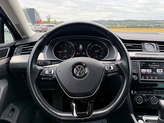 Volkswagen Passat 13 of 30