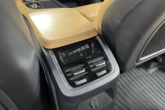 Volvo XC90 4 of 30