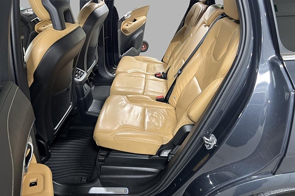 Volvo XC90 11 of 30