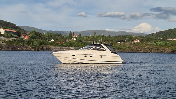 Princess V42 2 x Volvo Penta D6 350. Hekk- og baugtrøster. Ankervinsj akter 3 of 30