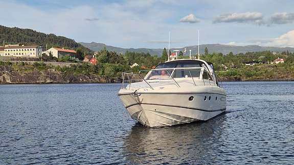 Princess V42 2 x Volvo Penta D6 350. Hekk- og baugtrøster. Ankervinsj akter 4 of 30