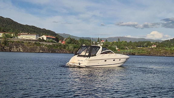 Princess V42 2 x Volvo Penta D6 350. Hekk- og baugtrøster. Ankervinsj akter 7 of 30
