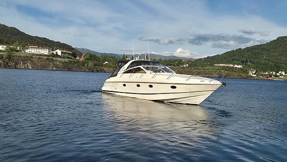Princess V42 2 x Volvo Penta D6 350. Hekk- og baugtrøster. Ankervinsj akter 5 of 30