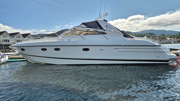 Princess V42 2 x Volvo Penta D6 350. Hekk- og baugtrøster. Ankervinsj akter 9 of 30