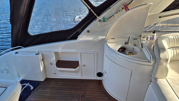 Princess V42 2 x Volvo Penta D6 350. Hekk- og baugtrøster. Ankervinsj akter 14 of 30