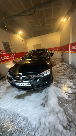 BMW 320i 8 of 15