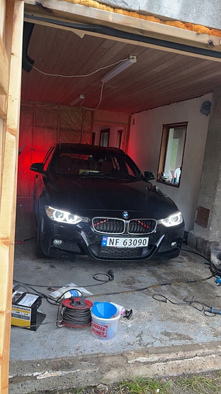 BMW 320i 10 of 15