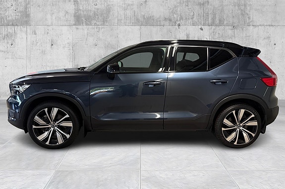 Volvo XC40 2 of 22
