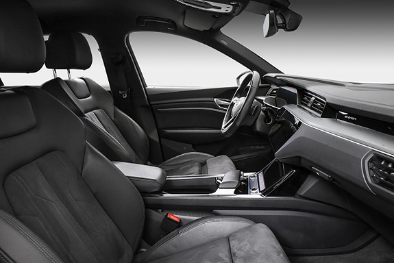Audi e-tron 10 of 23