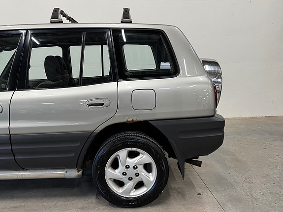Toyota RAV4 6 of 30