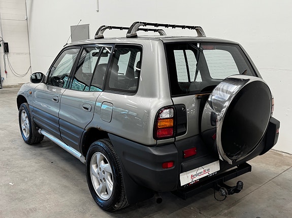 Toyota RAV4 7 of 30