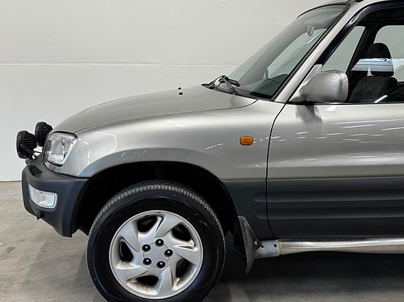 Toyota RAV4 4 of 30