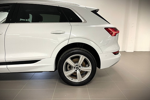 Audi e-tron 7 of 26