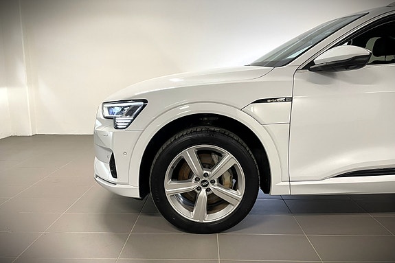 Audi e-tron 9 of 26