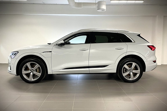 Audi e-tron 8 of 26