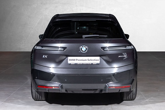 BMW iX 8 of 30