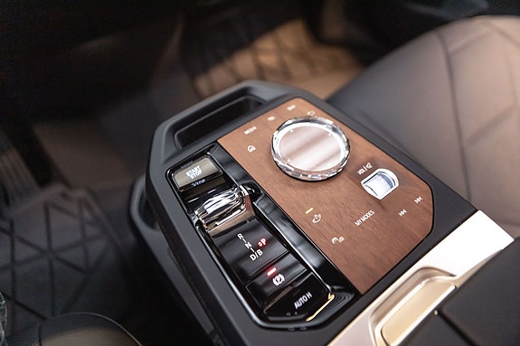 BMW iX 19 of 30