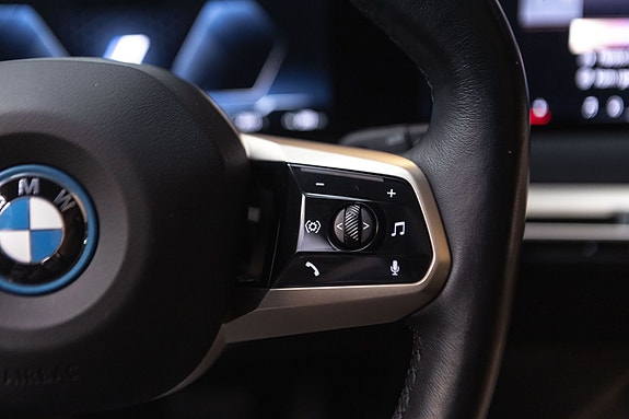 BMW iX 12 of 30