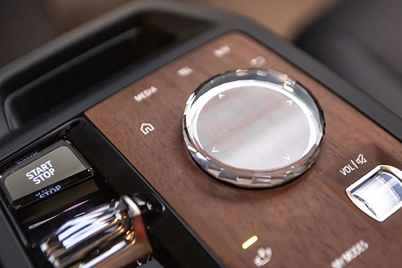 BMW iX 21 of 30