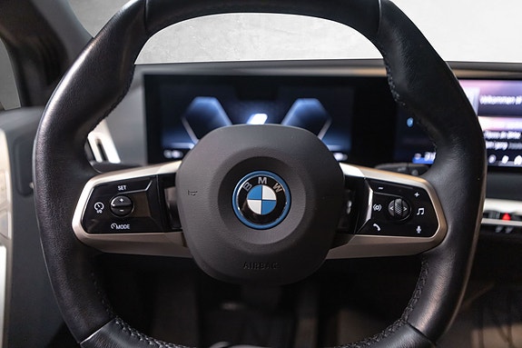 BMW iX 10 of 30