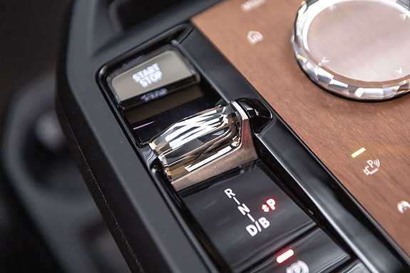 BMW iX 20 of 30