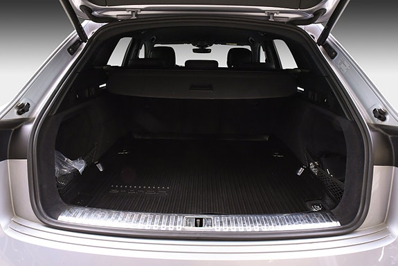 Audi e-tron 8 of 23