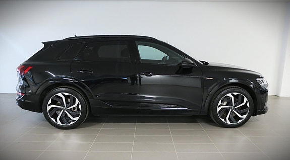 Audi e-tron 4 of 24