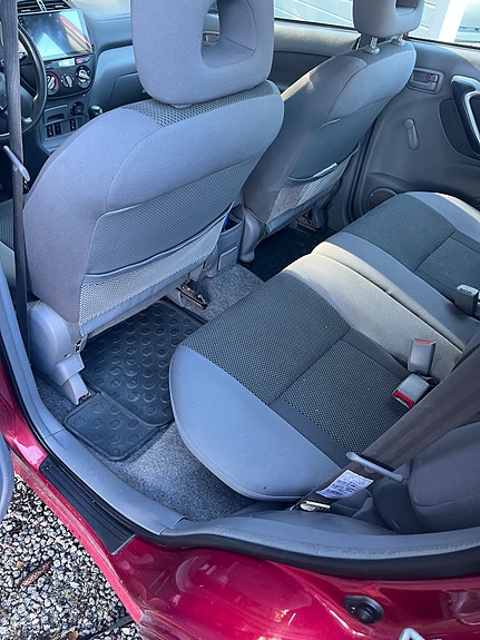 Toyota RAV4 28 of 30