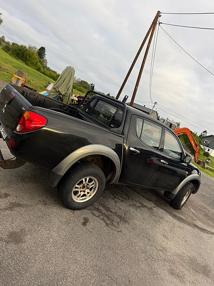 Mitsubishi L200 2 of 19