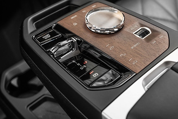 BMW iX 13 of 30
