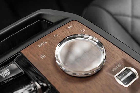 BMW iX 14 of 30