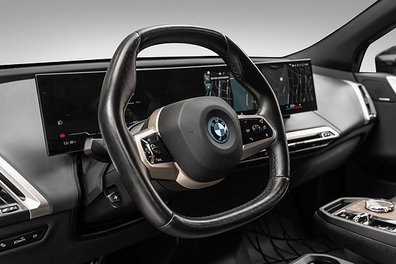 BMW iX 10 of 30
