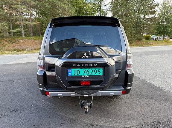 Mitsubishi Pajero 4 of 23