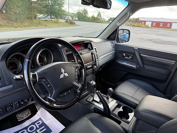 Mitsubishi Pajero 12 of 23