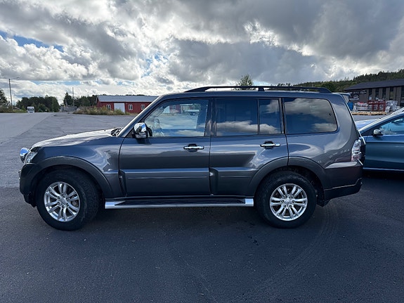 Mitsubishi Pajero 2 of 23