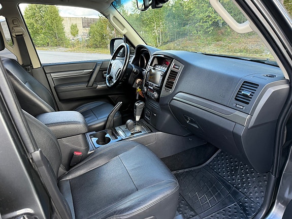 Mitsubishi Pajero 16 of 23