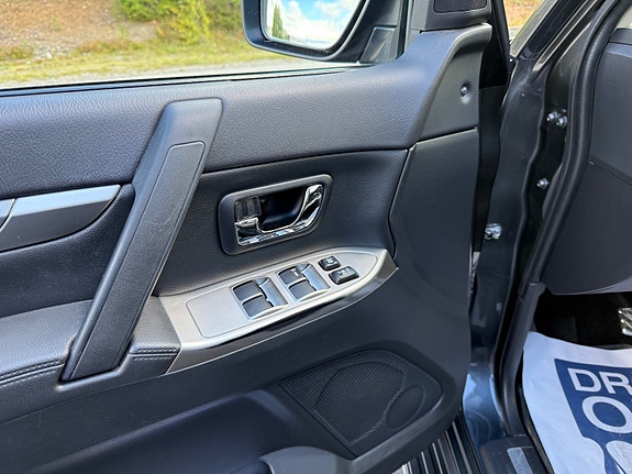 Mitsubishi Pajero 10 of 23