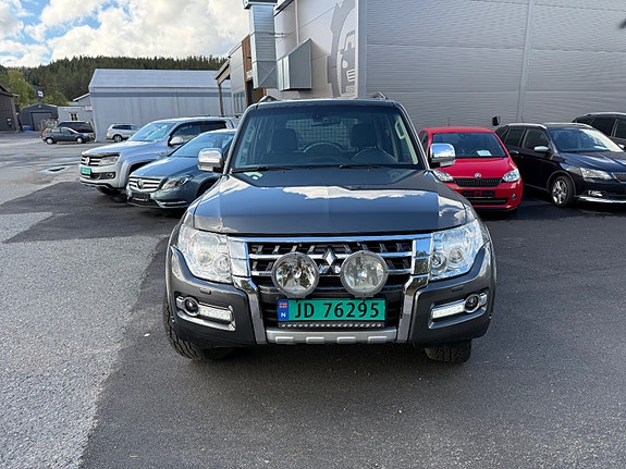 Mitsubishi Pajero 8 of 23