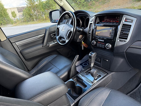 Mitsubishi Pajero 17 of 23