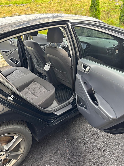 Hyundai IONIQ 11 of 16