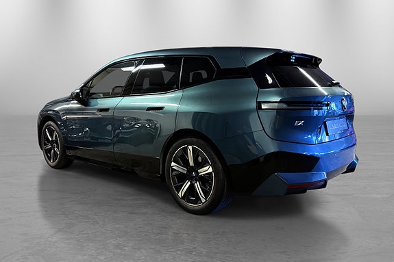 BMW iX 8 of 30