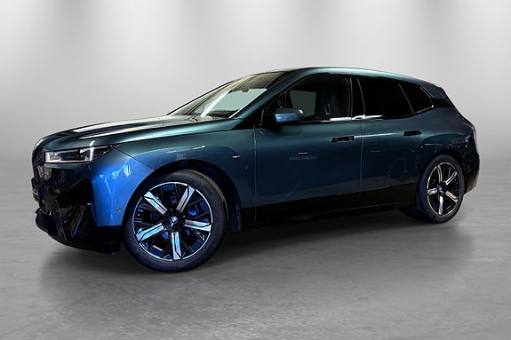 BMW iX 10 of 30