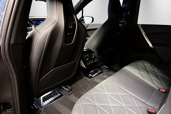 BMW iX 27 of 30